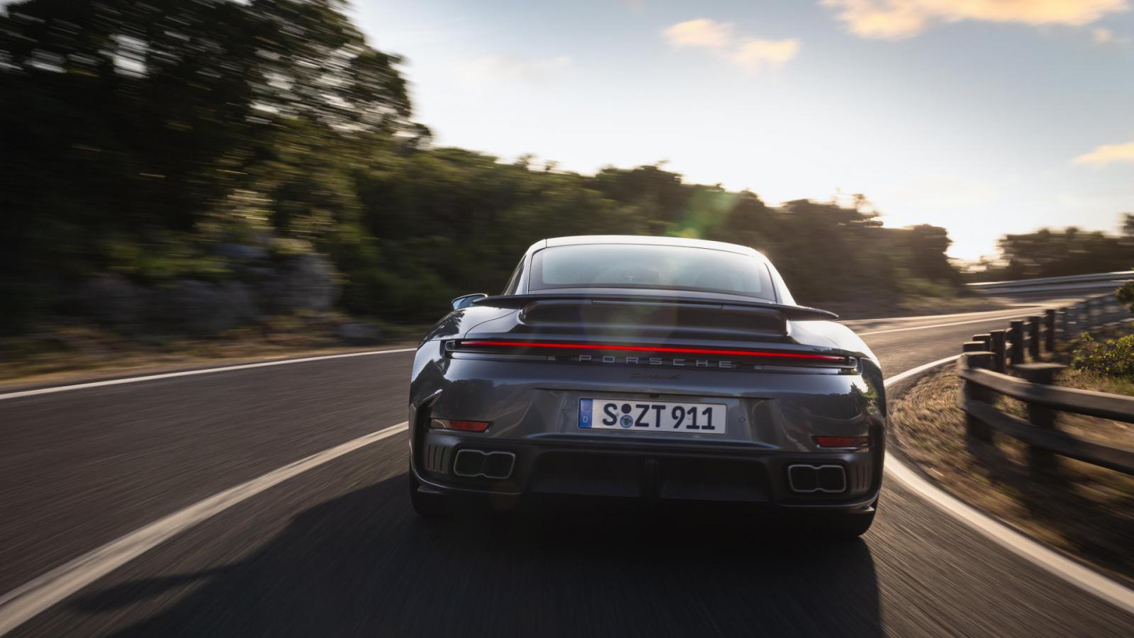 Η Porsche 911 Turbo S έγινε υβριδική με 711 άλογα 